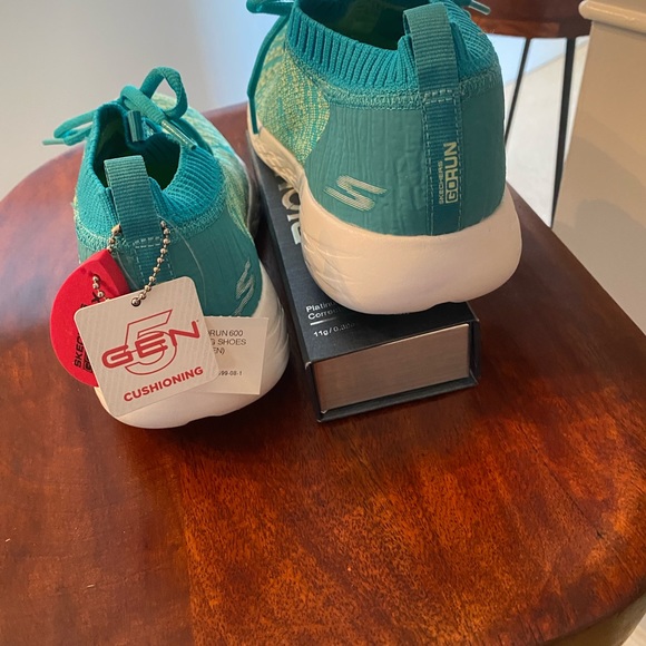 NWT Sketchers GoRun woman’s sz 8 - Picture 3 of 6